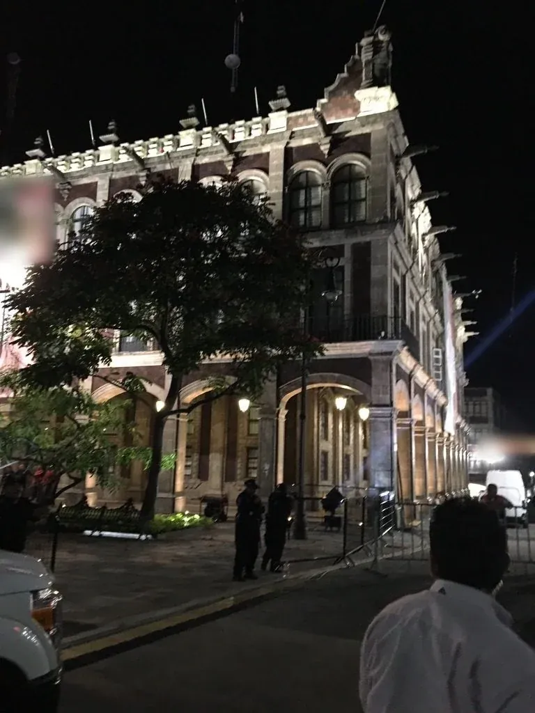 Fachada histórica iluminada