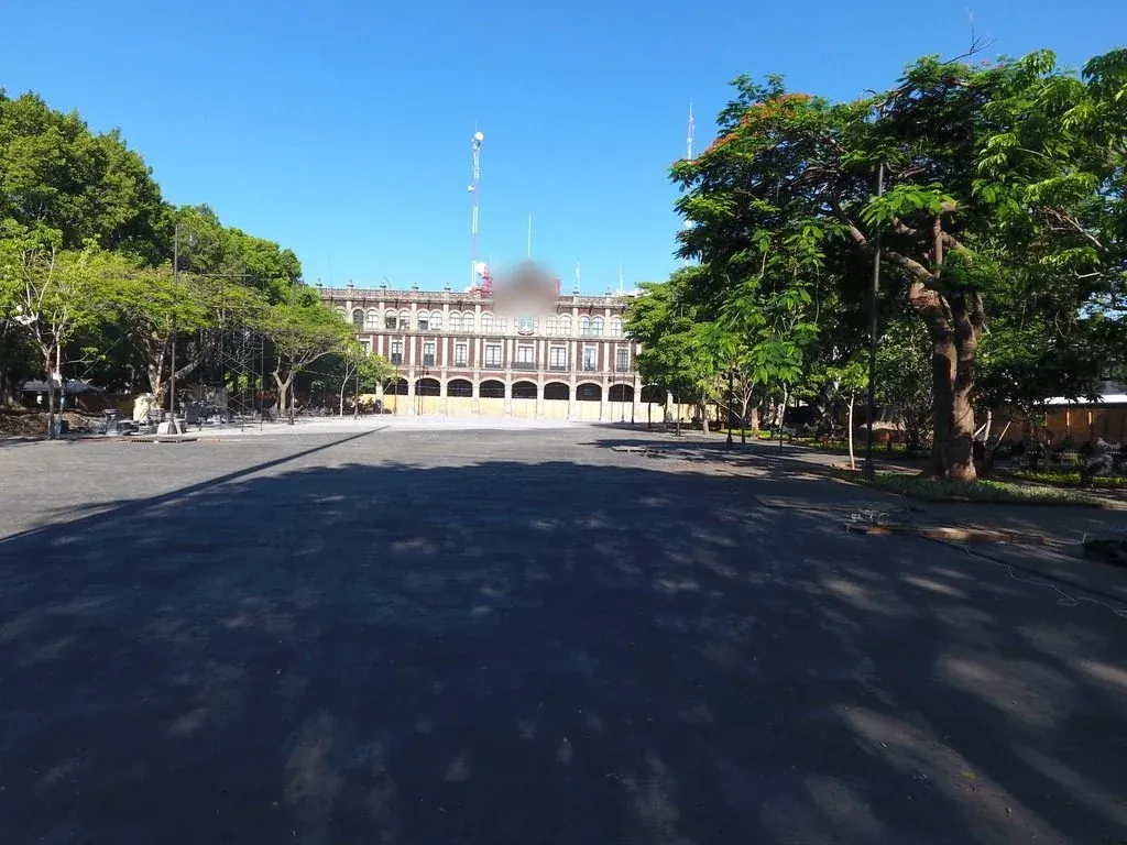 Plaza pública en construcción